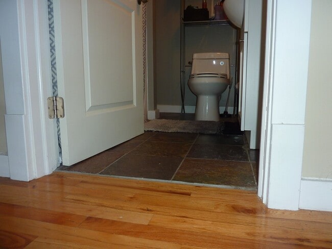 Building Photo - 5BR/2BA Off-Campus Housing Near UTK