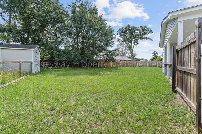 Building Photo - 4140 Clinton Way E