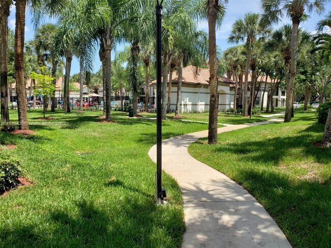 Building Photo - 550 S Park Rd