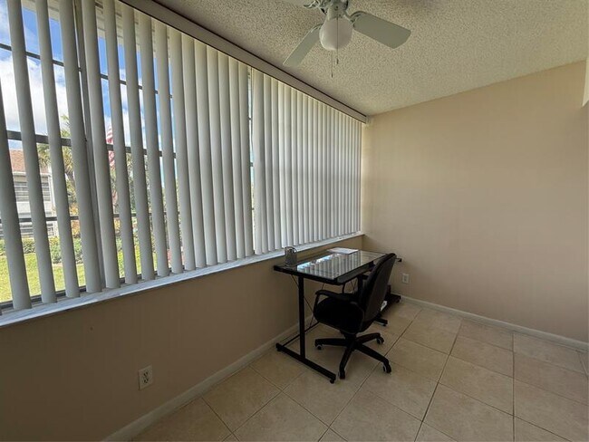 Building Photo - 2900 SW 22nd Ave
