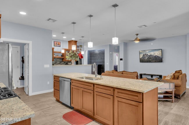 Building Photo - 12631 Mark Twain Ave