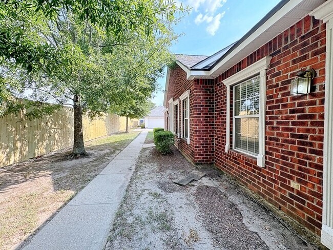 Building Photo - 2 Bedroom Condo Available NOW