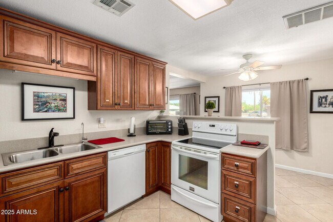 Building Photo - 6830 E Edgemont Ave