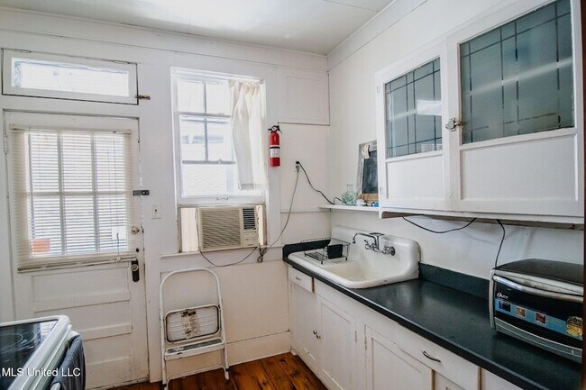 Building Photo - 803 N Congress St