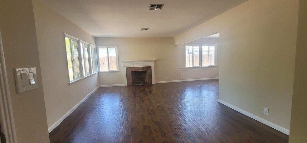 Building Photo - 6333 Vicland Pl