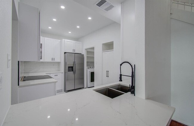 Building Photo - 5867 Sugar Hill Dr