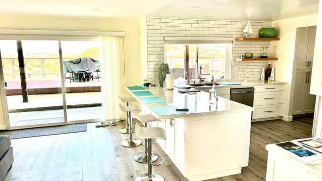 Building Photo - Stunning Newly Renovated 3BD/2.5BA Luxury ...