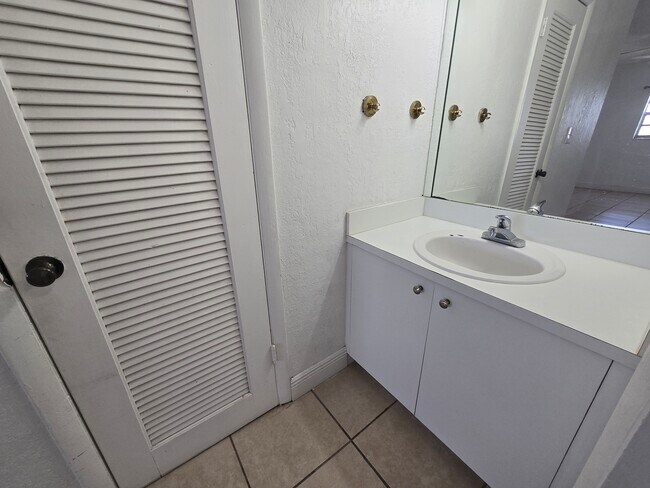 Building Photo - 1305 W 53rd St