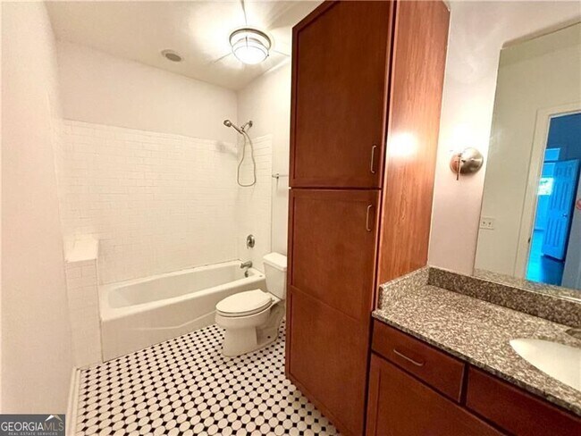 Building Photo - 620 Glen Iris Dr NE