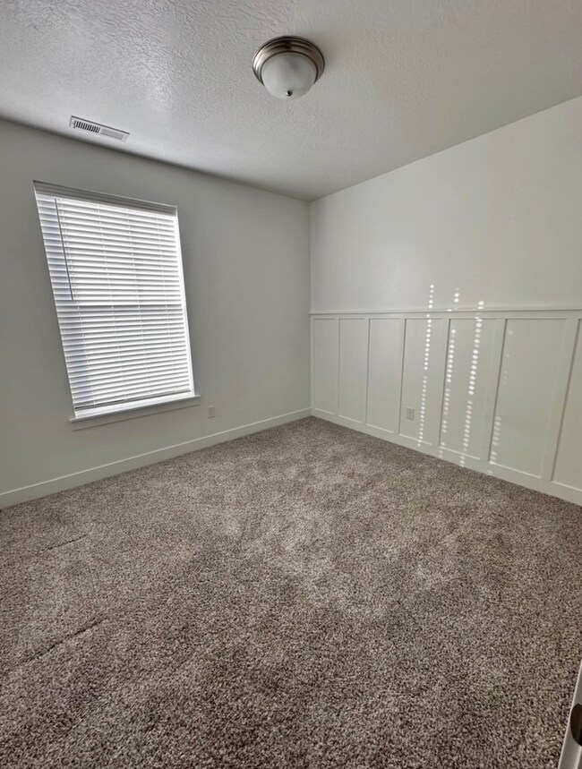 Building Photo - ? For Rent: Beautiful 3-Bedroom, 2-Bathroo...