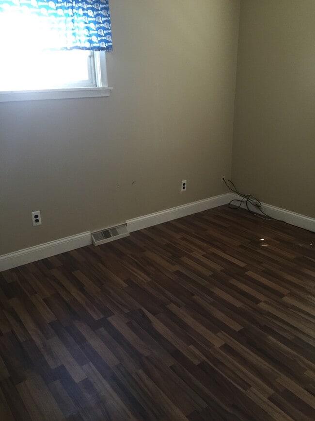 Building Photo - 2 bedroom 1 bath freshly painted in Redford