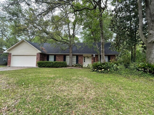 Building Photo - Spacious Home in Country Club Estates