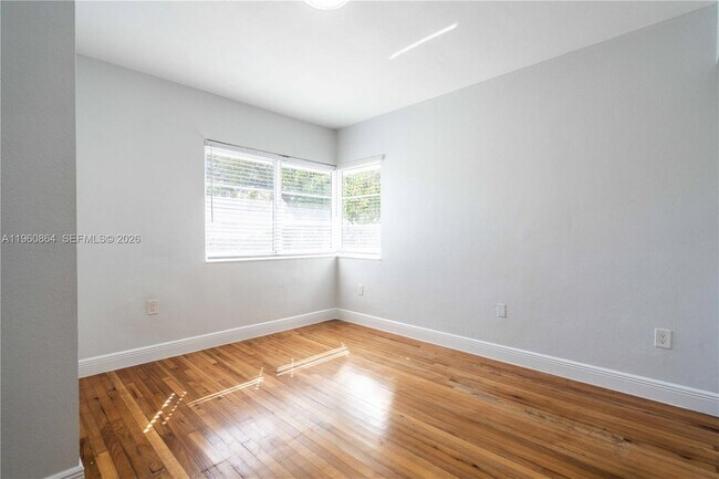 Building Photo - 1011 Bay Dr