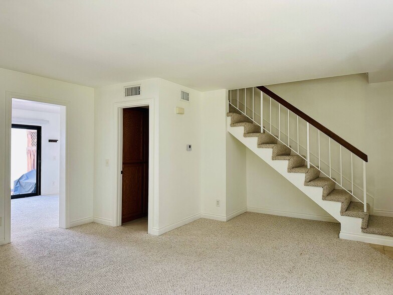 Building Photo - 2610 Huntington Dr