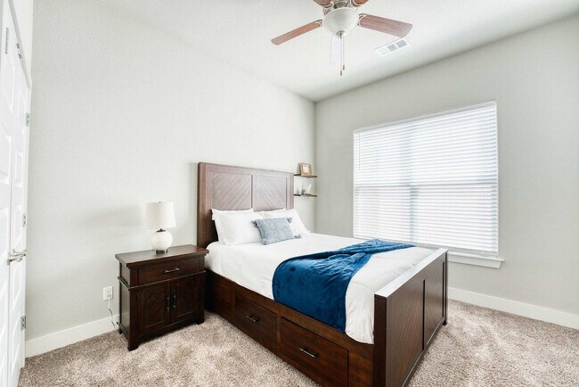 Building Photo - 909 W Eagle St