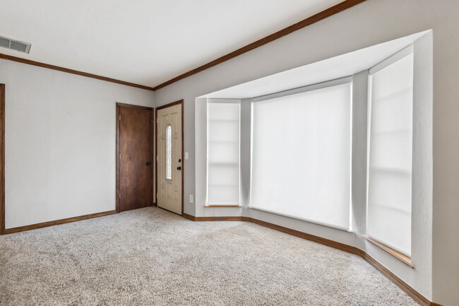 Building Photo - 10001 Ridgeview Dr