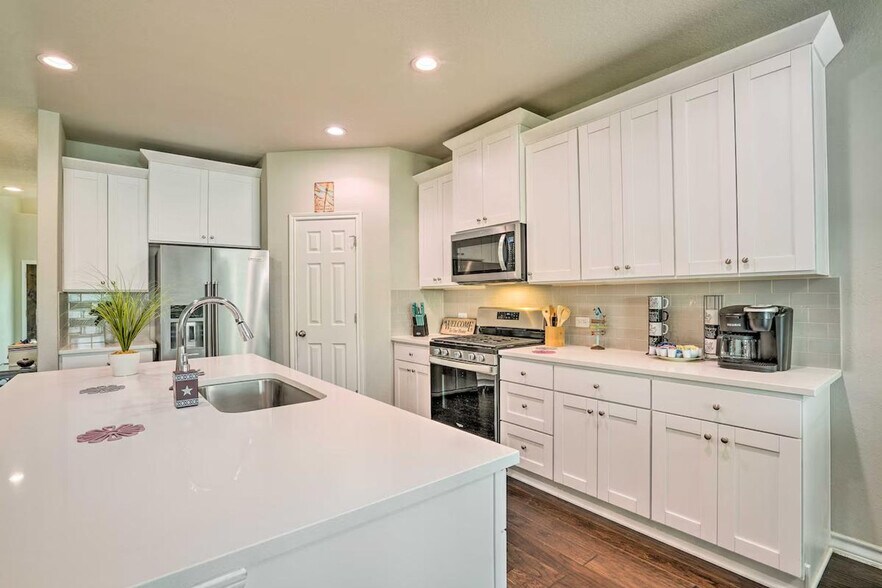 Building Photo - 5603 Chestnut Xing