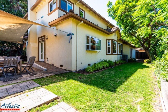 Building Photo - Gorgeous Mountain View Home Near Downtown