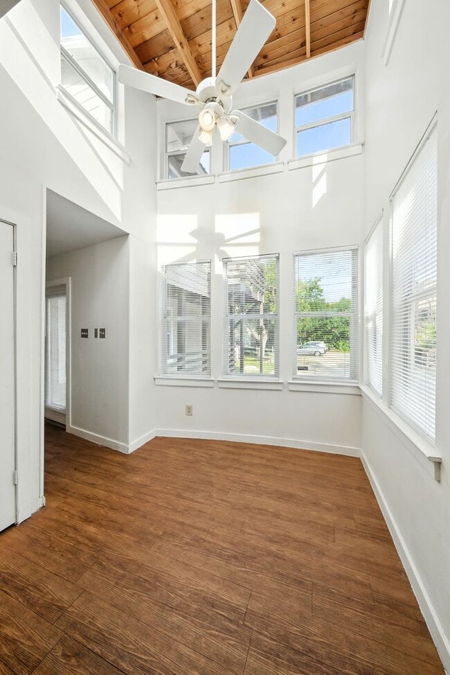 Building Photo - UT PRE-LEASE: 5 bed / 3 bath Remodeled Wes...