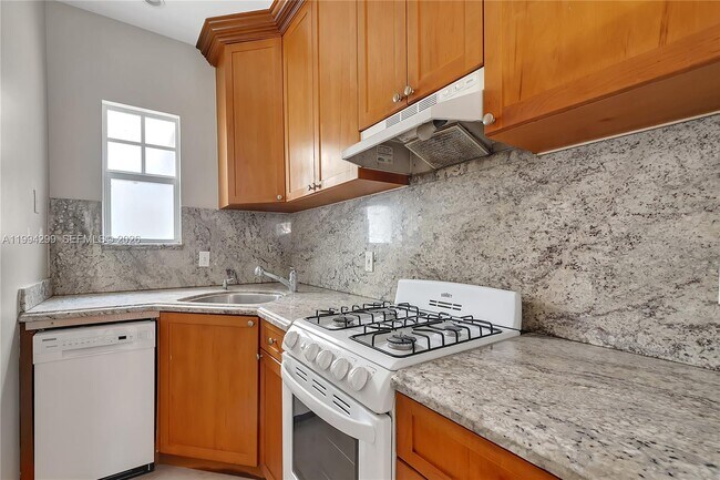 Building Photo - 814 Lenox Ave.