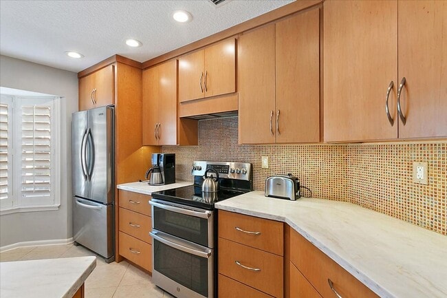 Building Photo - Fabulous Condo in The Pointe!