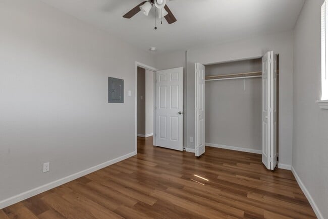 Building Photo - 811 John Adams Dr