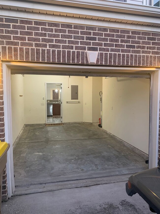 Building Photo - Townhome in LIVE OAK! MOVE IN READY NOW!!