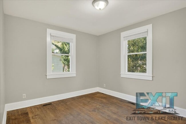 Building Photo - 2 Bedroom & 1 Bathroom Home