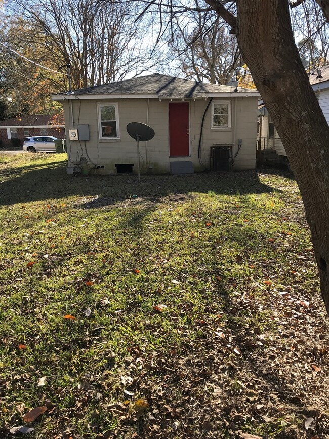 Building Photo - 2 BR 1 Bath