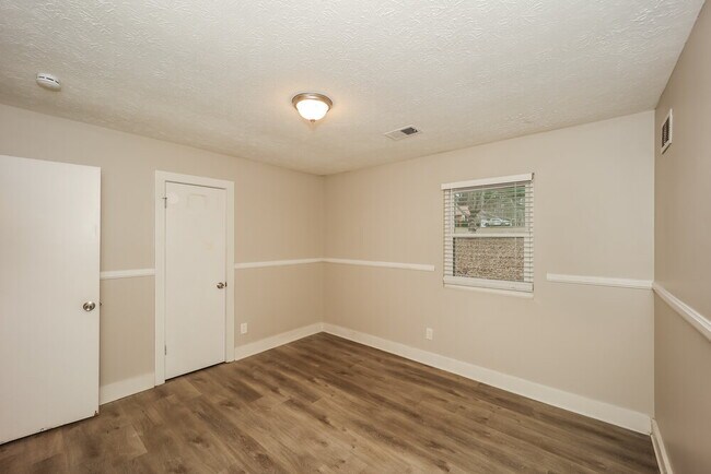 Building Photo - 9453 Forest Knoll Dr