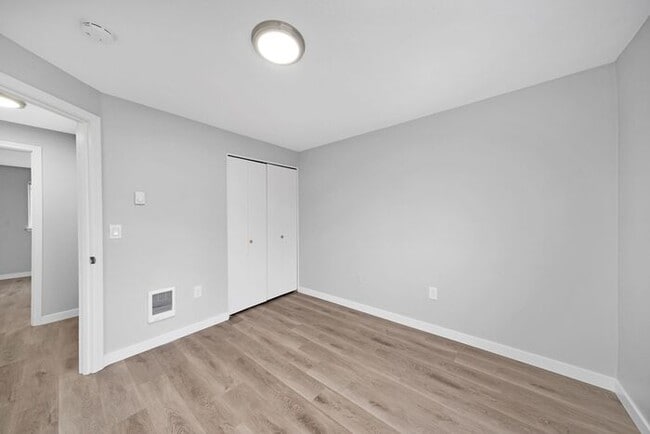 Building Photo - INCREDIBLE 2-bed/1.5bath Town House! $500 ...