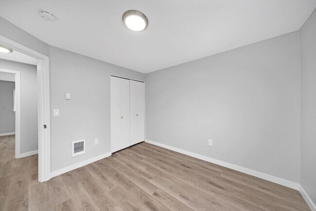 Building Photo - INCREDIBLE 2-bed/1.5bath Town House! Get i...