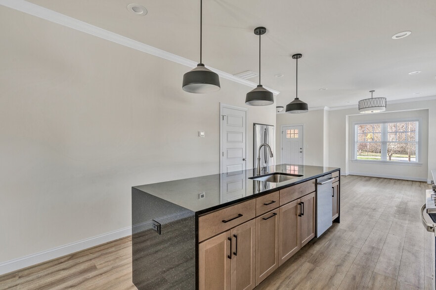 Large Waterfall Island - 3404 Avenham Ave SW