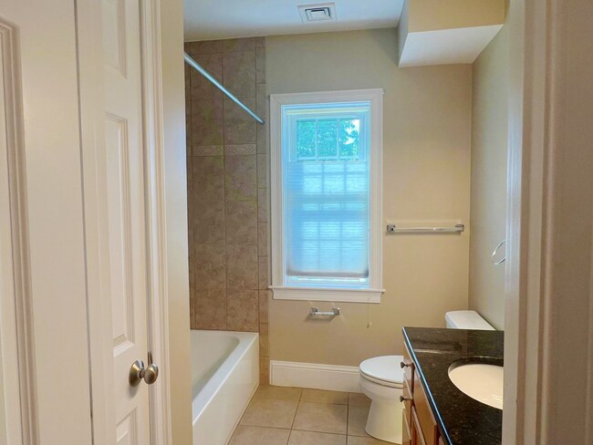 Building Photo - AVAILABLE NOW! Elegant 3-Bed Condo in Prim...