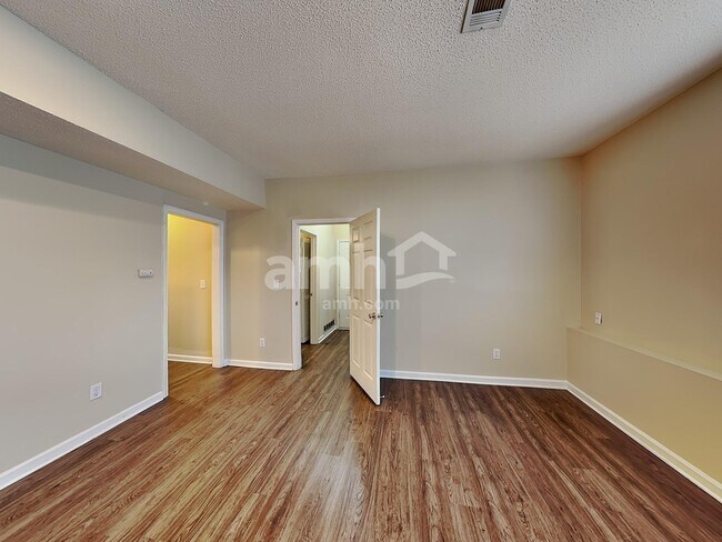 Building Photo - 1728 Victoria Way NW