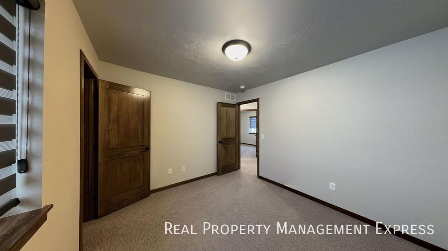 Building Photo - Modern Luxury: 3BR Townhome with Stylish F...