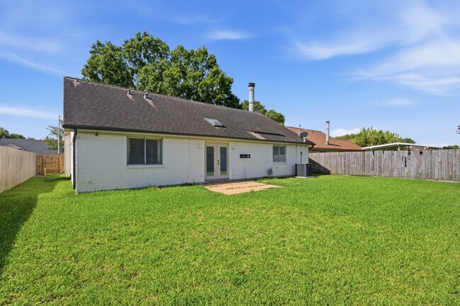 Building Photo - 1805 Whitebriar Dr