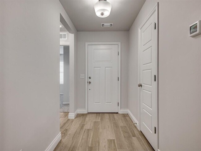 Building Photo - 417 Pergola St