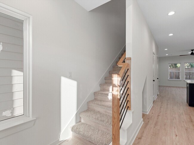 Building Photo - 5702 Elysian St