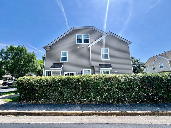 Building Photo - Stunning home in the sought after Suffolk ...