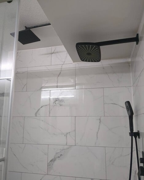 Walk-in shower - 3022 SW Bradford St