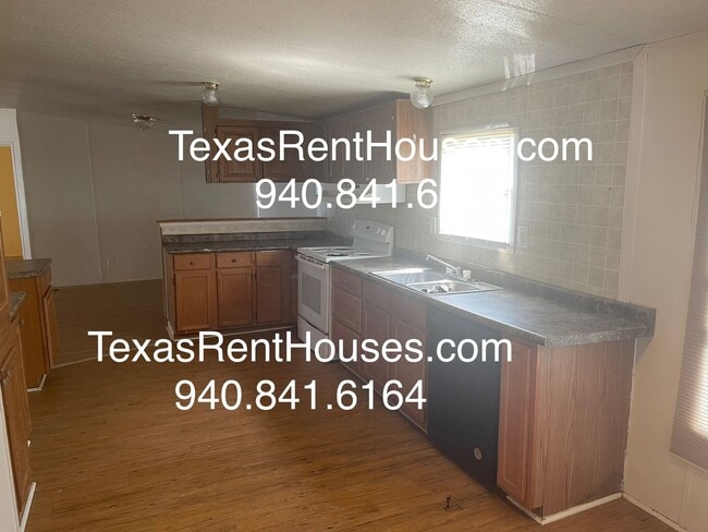 Building Photo - Massive home ready for rent near Legacy Hi...