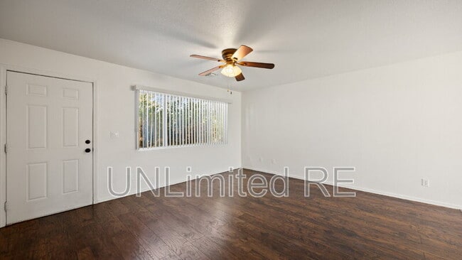 Building Photo - 3232 N Hedgewood Dr