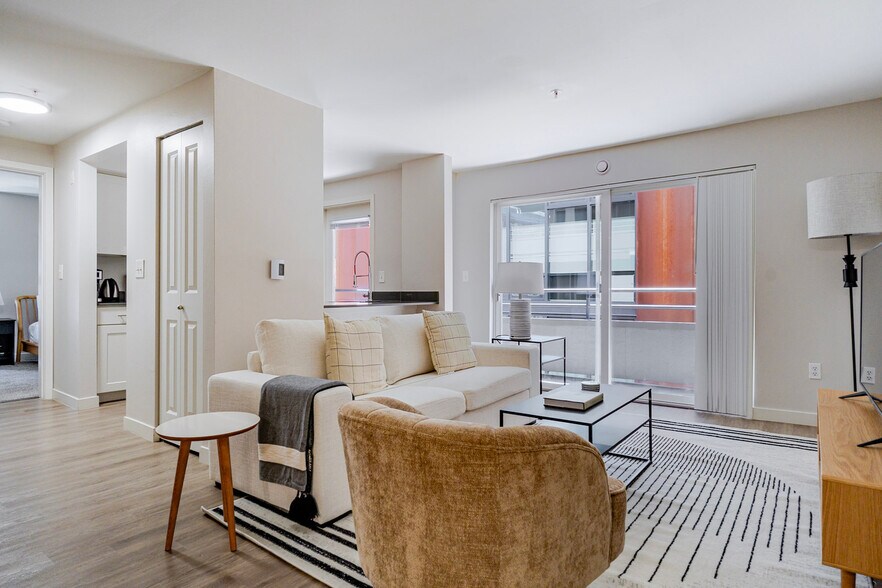 Primary Photo - 526 Yale Ave N