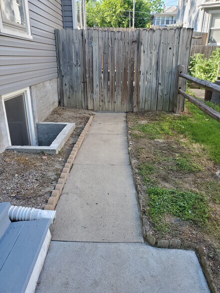 Building Photo - 3558 Jones St