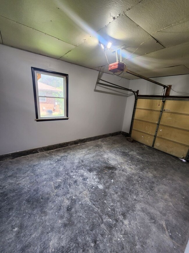 Building Photo - Beautiful 3 bedroom 1 bath with attached g...