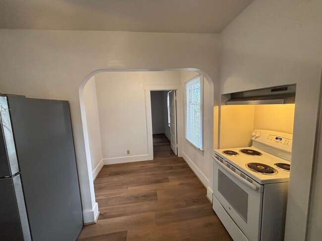 Building Photo - 2 Bedroom 1 Bath single family home