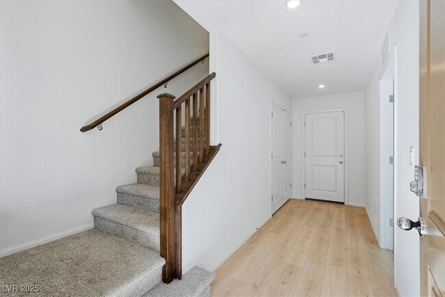 Building Photo - 8667 Luxuriant Ave