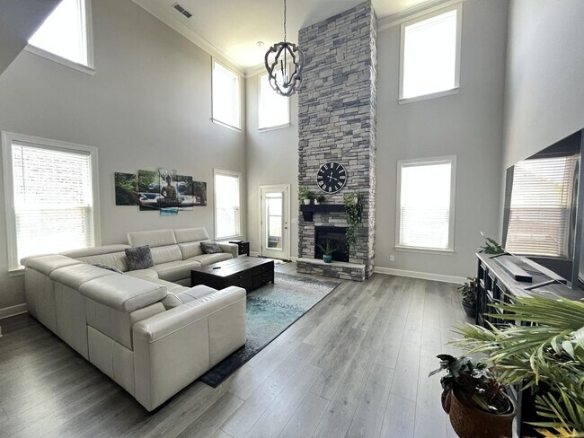 Building Photo - 6004 Tivoli Trail
