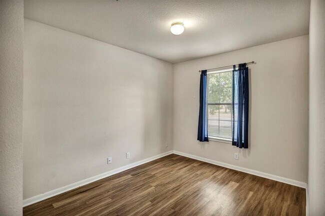 Building Photo - 216 Meadowside Dr